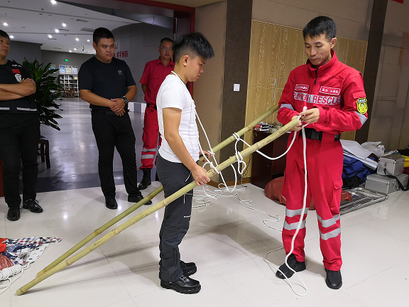 天虎救援队教官教授绳结制作担架方法