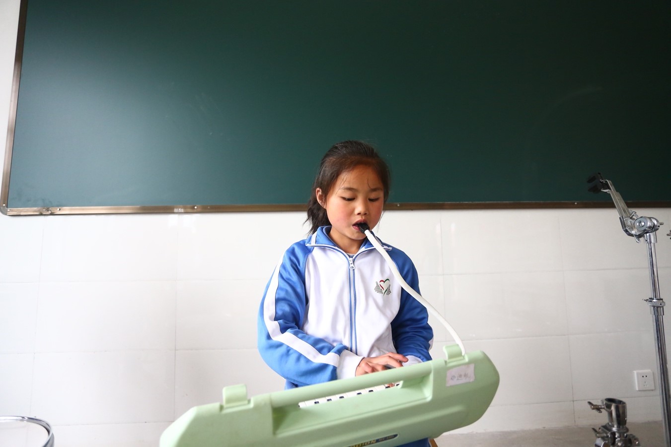 孩子吹着口风琴教室里荡漾着音乐