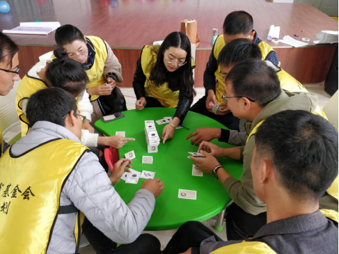 (学员们分组进行主题活动)